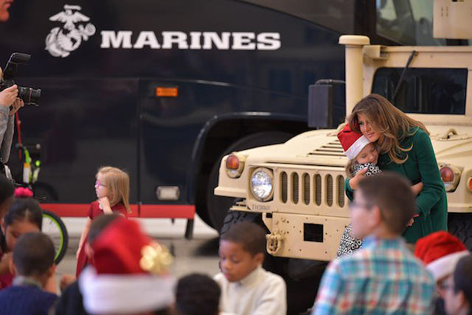 Melania Trump quyên góp đồ chơi cho trẻ em dịp Giáng sinh